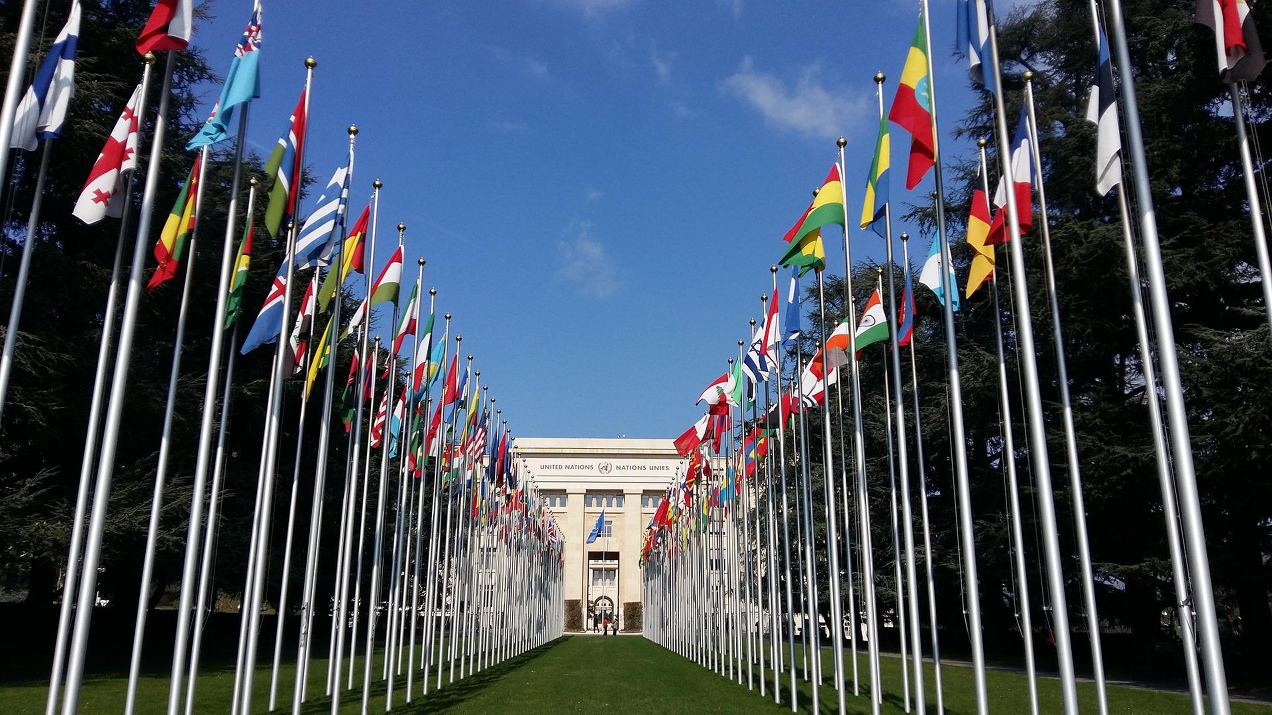 Communiqué de presse, 02.09.2024sur la candidature de la Suisse au Conseil des droits de l'homme de l'ONU
La Plateforme des ONG suisses pour les droits humains (Plateforme des ONG) salue la candidature de la Suisse au Conseil des droits de l'homme de l'ONU pour la période 2025-2027. Dans sa candidature, la Suisse s’engage à promouvoir les droits humains au sein du Conseil des droits de l'homme, dans l'ensemble du système des Nations Unies, ainsi qu’au niveau national. Un tel engagement international doit être accompagné d'une mise en œuvre cohérente des droits humains à l'intérieur du pays. Plutôt que de compromettre ces droits, comme le font des déclarations du Parlement et du Conseil fédéral, les autorités sont invitées à agir avec prudence, diligence et prévoyance pour préserver les institutions.