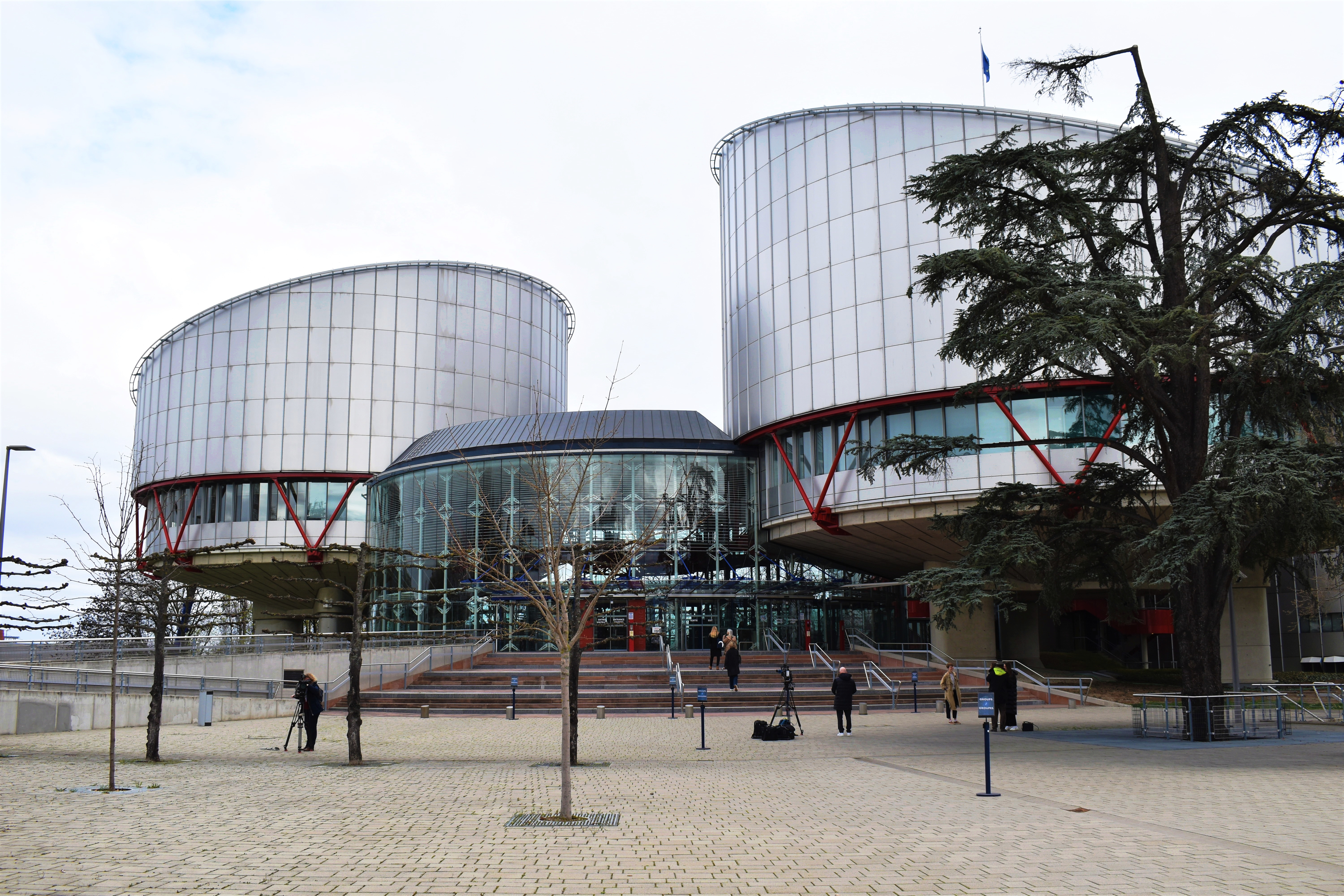 En prenant position aujourd'hui sur l'arrêt des Aînées pour le climat, le Conseil fédéral a manqué l'occasion d’affirmer haut et fort que le système international de protection des droits humains fait partie intégrante de l'Etat de droit suisse. Plutôt que considérer que les arrêts de la Cour européenne des droits de l’homme (CrEDH) constituent une opportunité pour renforcer les droits humains, sur lesquels est fondée notre démocratie, le Conseil fédéral et le Parlement adoptent une attitude défensive peu constructive. En vue de sa candidature au Conseil des droits de l'homme de l'ONU pour les années 2025-2027, la Suisse doit pourtant assurer une cohérence en matière de politique intérieure si elle veut garder son image de «pays des droits humains».