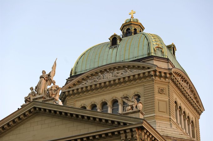 Medienmitteilung, 24.09 2024zur ausserordentlichen Session «EMRK» im Ständerat
Am Mittwoch wird im Ständerat die Motion 24.3485 («Der EGMR soll sich an seine Kernaufgaben erinnern») debattiert, die vom Bundesrat zur Annahme empfohlen wird. Mit der Motion wird die Unabhängigkeit des Europäischen Gerichtshofs für Menschenrechte EGMR grundsätzlich in Frage gestellt. Durch die Annahme würde der Gerichtshof in seiner wichtigen Aufgabe geschwächt, Korrekturen im innerstaatlichen Recht zum Schutz fundamentaler Rechte zu verlangen. Wie bedeutsam dies für die Schweiz ist, zeigen historisch relevante Beispiele wie die Einführung des Frauenstimmrechts im Zuge der Ratifizierung der EMRK, die Stärkung der Verfahrensrechte im Strafprozessrecht sowie der Garantien im Straf- und Massnahmenvollzug.