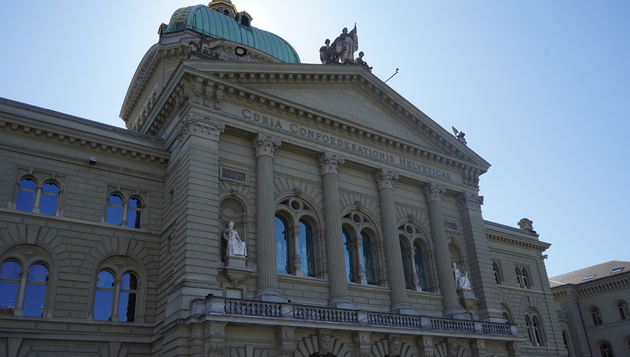 Medienmitteilung, 9. Dezember 2024
zum internationalen Tag der Menschenrechte vom 10. Dezember
Die Menschenrechte sind seit diesem Jahr besonders stark unter Druck. Parlament und Bundesrat möchten die Unabhängigkeit des Europäischen Gerichtshofs für Menschenrechte EGMR schwächen. Gewichtige Forderungen internationaler Menschenrechtsgremien an die Schweiz werden seit Jahren nicht umgesetzt. Zunehmende globale Krisen fordern unser Land heraus. Es ist Zeit für eine Offensive zur Stärkung der Menschenrechte in der Innen- und Aussenpolitik. Dazu braucht es ein Menschenrechtsgesetz, eine Strategie und eine gut dotierte Koordinationsstelle.