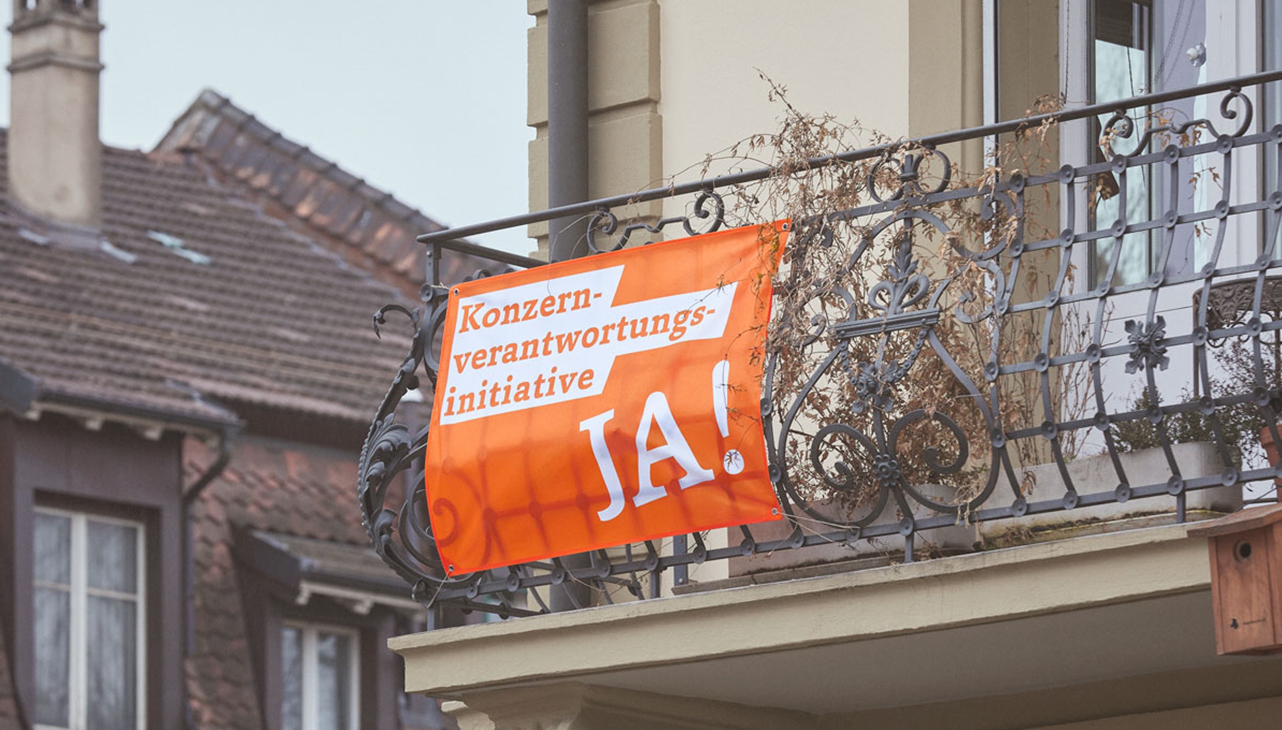 Bereits seit 2011 fordert eine breite NGO-Koalition Bund und Parlament auf sicherzustellen, dass Schweizer Konzerne Menschenrechte und Umwelt respektieren. Was mit der Kampagne «Recht ohne Grenzen» begann, mündete 2015 in die Einreichung einer ersten Initiative KVI 1.0. Die Initiative wurde im November 2020 von 50.7% der Bevölkerung angenommen, scheiterte aber am Ständemehr. Ende 2022 trat ein abgespeckter und zahnloser Gegenvorschlag in Kraft, während die EU strengere Regelungen beschloss. Aus diesem Grund kündigten die Initiant*innen Ende 2023 eine KVI 2.0 an. Diese Initiative wird heute lanciert. humanrights.ch ist Mitglied der Koalition für Konzernverantwortung und unterstützt die Initiative.