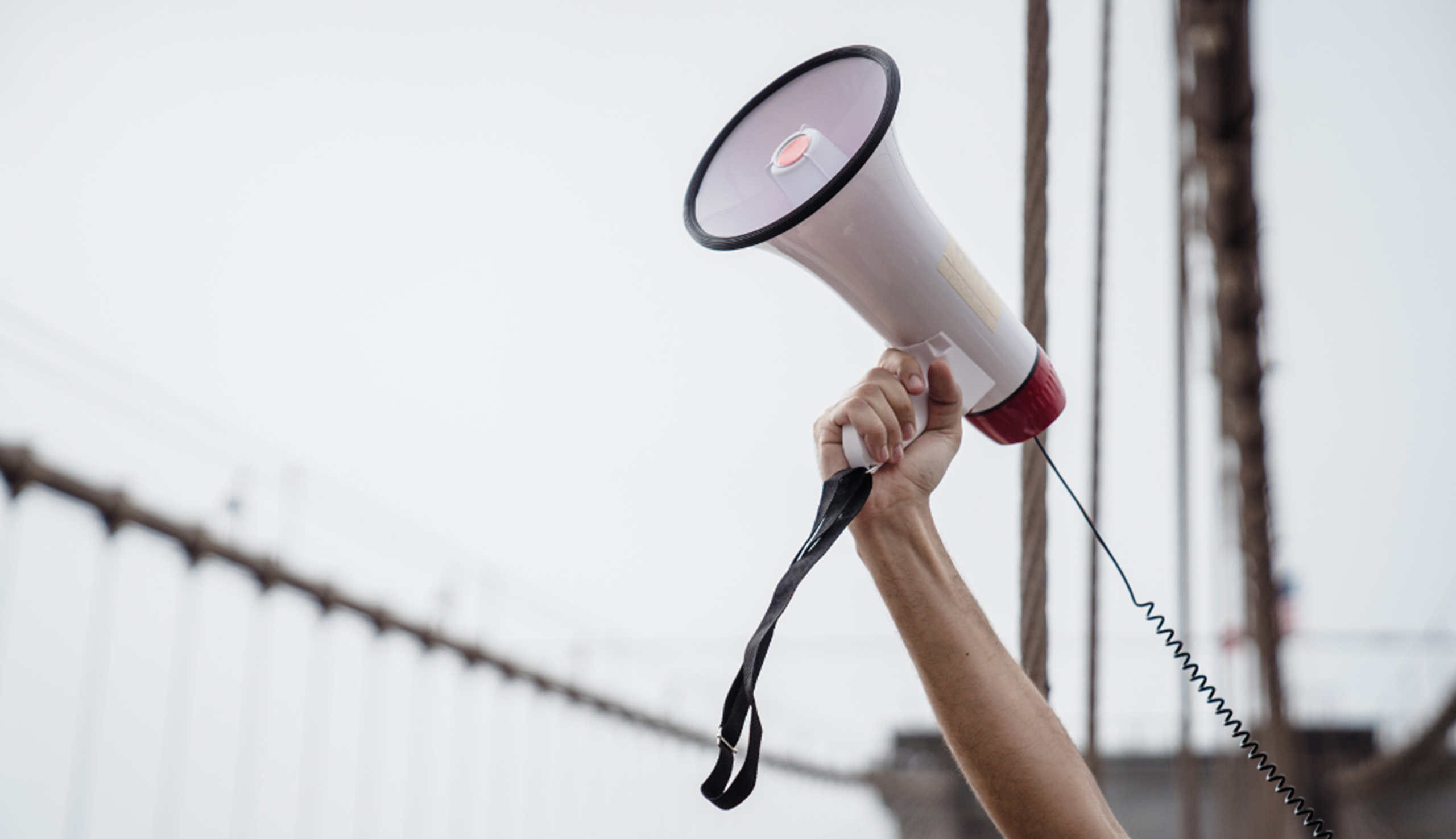 Während des Weltwirtschaftsforums (WEF) in Davos im Jahr 2023 wurde der Organisation «Strike WEF» von den kantonalen Behörden der Zugang zu einer Kantonsstrasse verweigert, die sie für ihre Demonstrationszug benutzen wollte. Das Bundesgericht hiess die Beschwerde gut und befand, dass die Verlegung der gesamten Route einen unverhältnismässigen Eingriff in die Meinungs- und Versammlungsfreiheit darstelle.